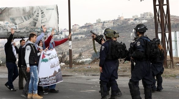 جنود الاحتلال يطلقون الغاز المسيل للدموع على متظاهرين فلسطينيين (إ ب أ)