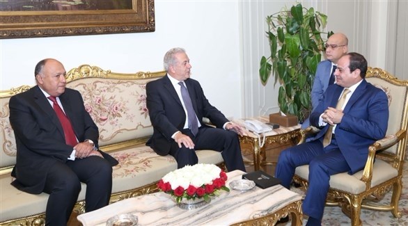 الرئيس المصري عبدالفتاح السيسي مع المفوض الأوروبي لشئون الهجرة  ديمتريس أفراموبولوس (أرشيف)