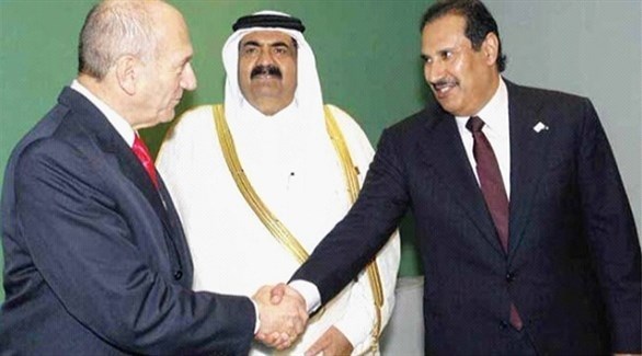 من اليمين: رئيس الوزراء القطري السابق حمد بن جاسم وأمير قطر السابق الشيح حمد بن جبر ورئيس الوزراء الإسرائيلي الأسبق إيهود أولمرت.(أرشيف)
