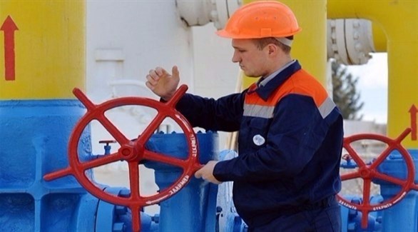 عامل روسي في إحدى منشآت ضخ النفط (أرشيف)