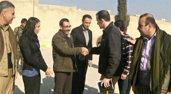 منسف التحالف الدولي بريت ماكغورك يلتقي مسؤولين أكراداً في كوباني.(أرشيف)