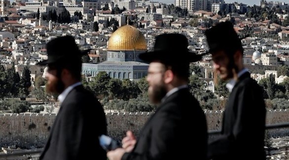 ثلاثة يهود على تلة مشرفة على المسجد الأقصى.(أرشيف)