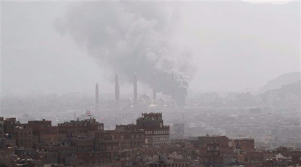 دخان يتصاعد في سماء صنعاء نتيجة المعارك بين الحوثيين وأنصار الرئيس السابق علي عبدالله صالح.(أرشيف)