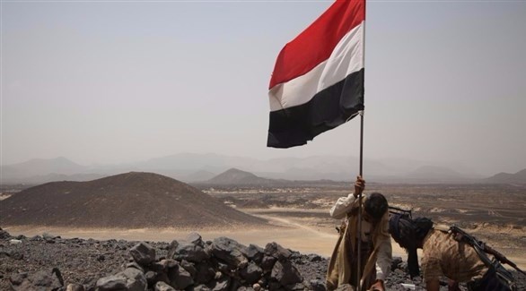 مقاتلان يمنيان يغرسان العلم اليمني.(أرشيف)