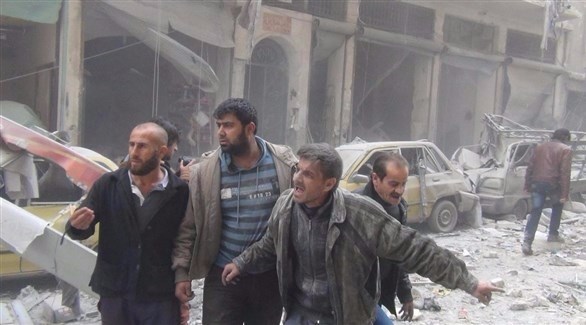 سوريون بعد غارة جوية (أرشيف)