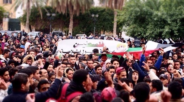 مظاهرة في قفصة جنوب غرب تونس ضد قرار ترامب (تويتر) 