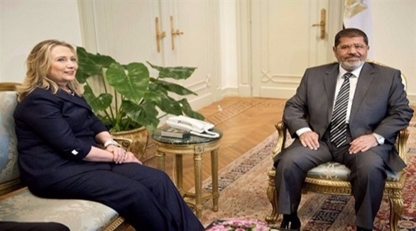 الرئيس الإخواني المخلوع محمد مرسي ووزيرة الخارجية الأمريكية السابقة هيلاري كلينتون.(أرشيف)