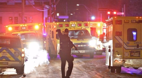 شرطي يقف أمام مجموعة من سيارات الإسعاف بانتظار نقل ضحايا الهجوم في كندا (لو سولاي)
