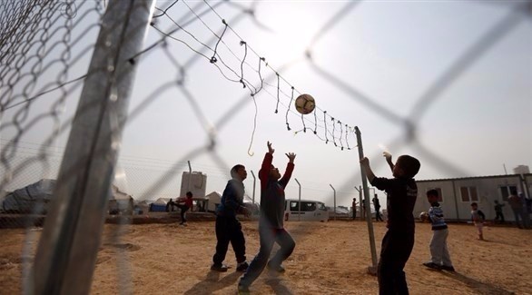 أولاد يلعبون الكرة الطائرة في منطقة يسيطر عليها داعش (أرشيف)