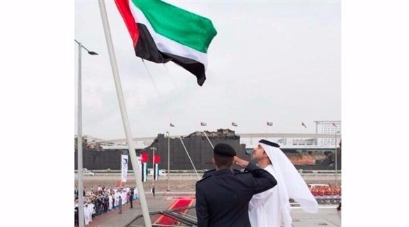هزاع بن زايد يرفع علم الإمارات على زورق دورية السواحل "أريلة"