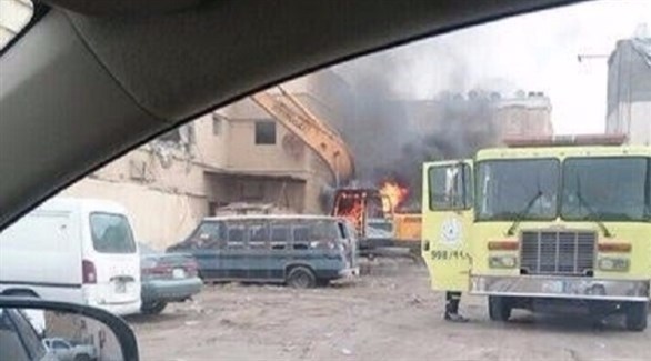 جانب من عمليات الدفاع المدني في إخماد النيران المشتعلة بكسارة المقاول (الرياض)
