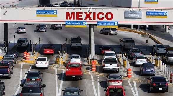 سيارات تمر في إحدى النقاط الحدودية الأمريكية مع المكسيك (أرشيغ / غيتي)