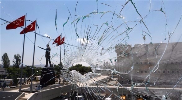 نافذة محطمة في مقر للشرطة في أنقرة بعد محاولة الانقلاب في الصيف الماضي. (أرشيف)