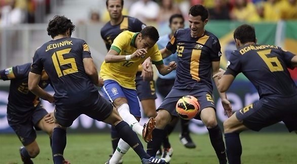 نجم المنتخب البرازيلي نيمار في مواجهة سابقة ضد أستراليا (أرشيف)