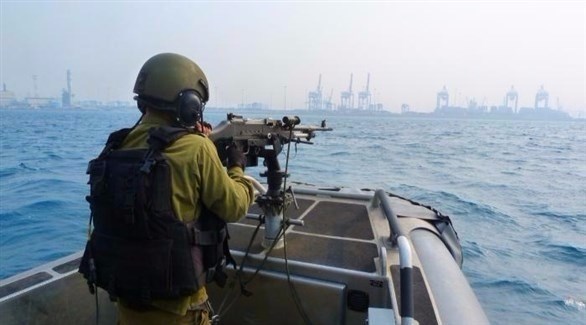 جندي إسرائيلي يطلق النار على الصيادين (أرشيف)
