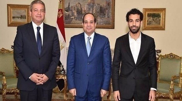 السيسي خلال استقباله نجم المنتخب المصري محمد صلاح (أرشيف) 