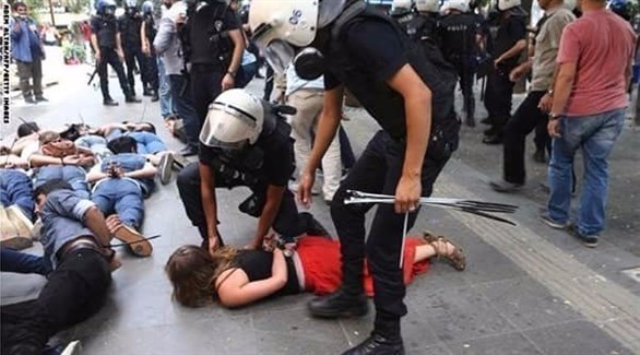 الشرطة التركية تعتقل متظاهرين في اسطنبول.(أرشيف)