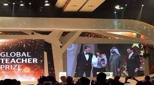 الشيخ محمد بن راشد في تتويج الفائزة بجائزة أفضل مُدرسة في العالم (من المصدر)