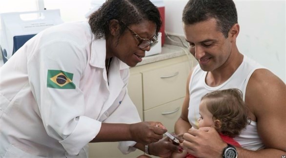 تطعيم أحد الأولاد في عيادة بالبرازيل (أرشيف / أ ب)