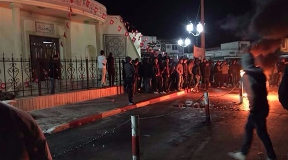 جانب من اشعال الاطارات في مدينة الجم التونسية (تويتر)