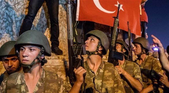 جنود أتراك في ساحة تقسيم ليلة الانقلاب (أرشيف / غيتي)