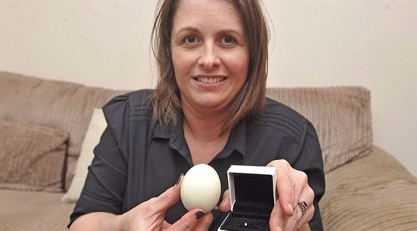 عثرت سالي طومسون على ماسة داخل بيضة كانت تأكلها (ديلي ميل)