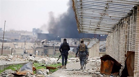 جنديان عراقيان في محطة قطارات مدمرة في الموصل. (رويترز)