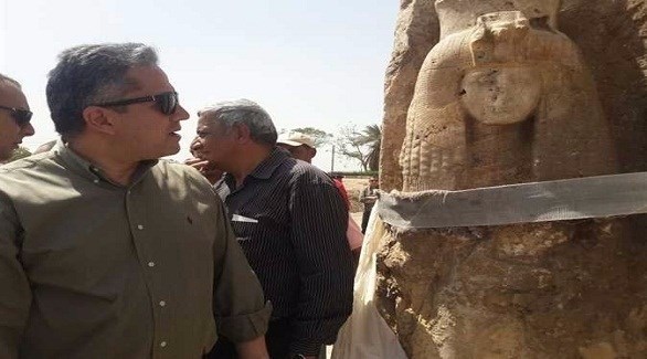 وزير الآثار المصري أمام التمثال المكتشف (المصدر)