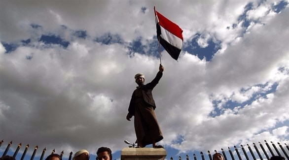 يمني يحمل علم بلاده في إحدى التجمعات (أرشيف / أ ف ب)