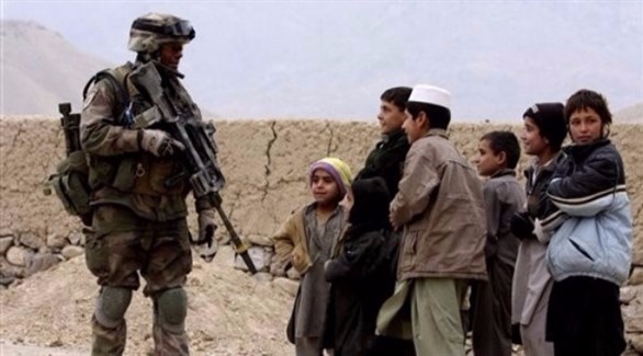 جندي أمريكي يقف مع أطفال أفغان (أرشيف)