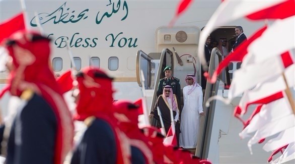 الملك سلمان يترجل من طائرته لدى الوصول إلى مطار المنامة (أرشيف / غيتي)