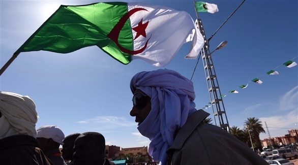 العلم الجزائري مرفرفاً في إحدى التجمعات بالجزائر (ارشيف / غيتي)