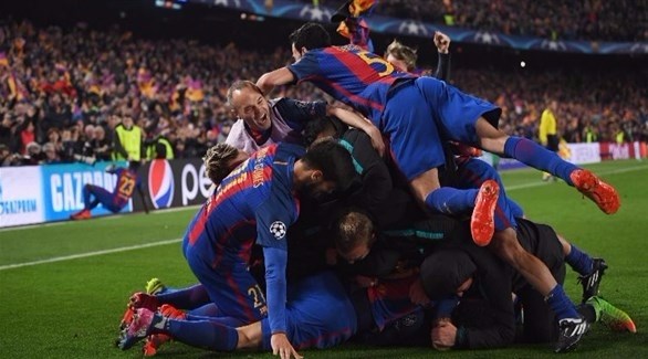 فرحة لاعبي برشلونة بهدف سيرجي روبرتو (تويتر)