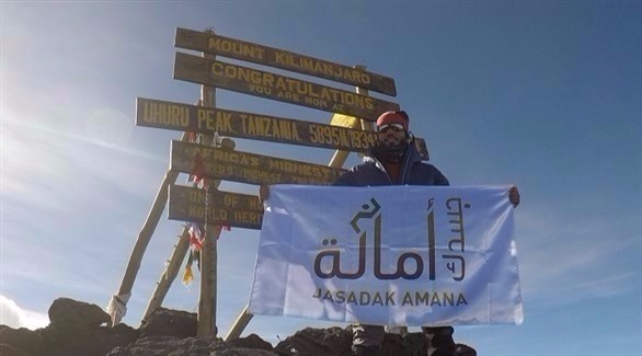 عبد الناصر المطروشي فوق قمة جبل كليمنجارو (المصدر)