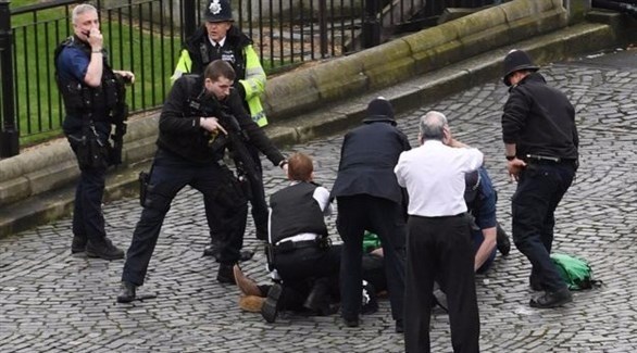 شرطي بريطاني يوجه سلاحه الى منفذ هجوم لندن.(أرشيف)