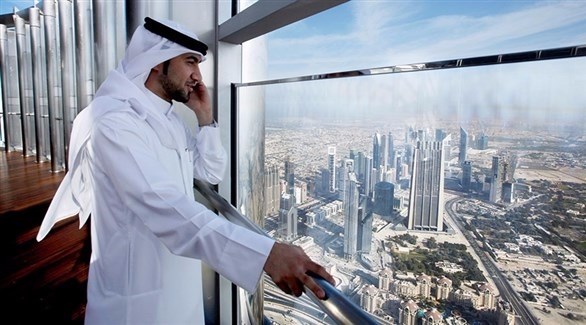 رجل يتحدث عبر الهاتف من أعلى برج خليفة في دبي (أرشيف)
