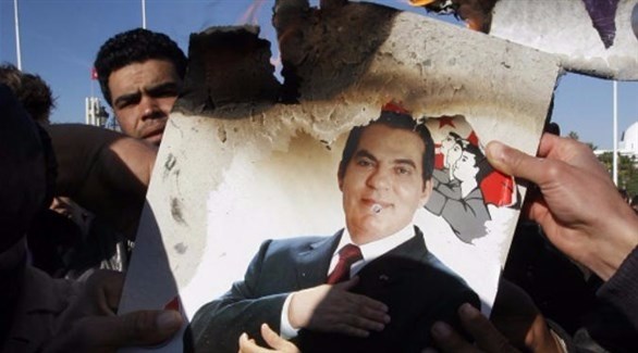 احراق صورة لبن علي خلال إحدى التظاهرات (أرشيف)