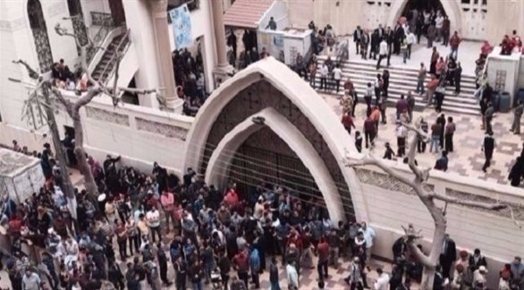 مصريون يتجمهرون أمام كنيسة طنطا بعد التفجير الانتحاري (لاستامبا)