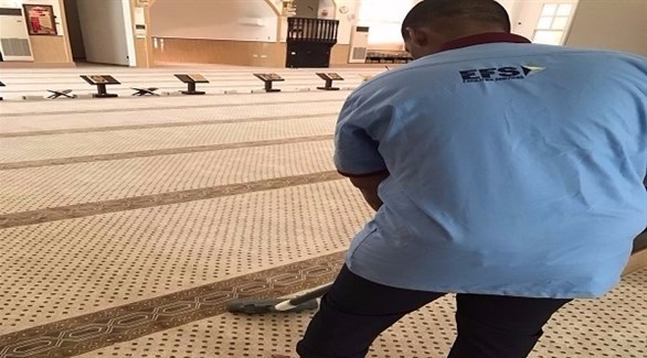 متهم يقوم بأداء خدمة تنظيف المساجد (خاص) 