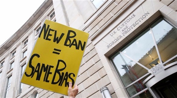 لافتة يرفعها أحد النشطاء  تقول "حظر جديد=نفس الانحيازات" خلال مظاهرات ضد حظر السفر  في واشنطن (رويترز)