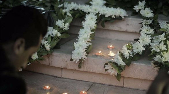 قبطي يضيء الشموع لذكرى ضحايا كنيسة الإسكندرية (أرشيف)