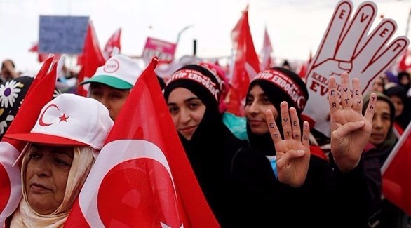 مؤيدون لأردوغان في الاستفتاء يرفعون علامة رابعة الإخوانية(أرشيف)