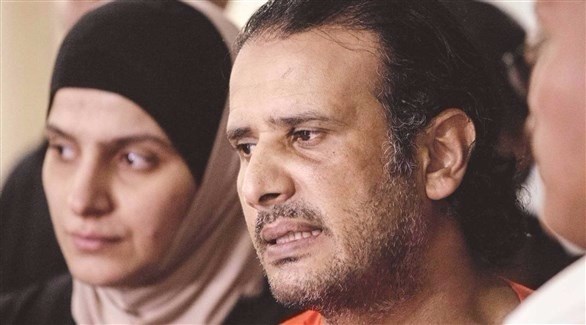 حسين الظفيري وزوجته رهف زينا خلال عرضهما أمام الصحافة الفيلبينية 