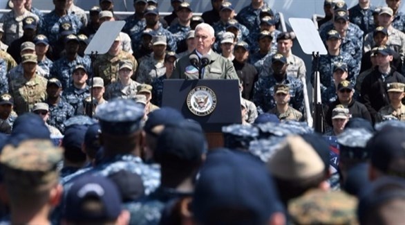 نائب الرئيس الأمريكي متحدثاً إلى الجنود على متن يو اس اس رونالد ريغان (أف ب)