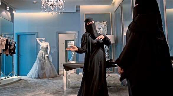 امرة سعودية تشير إلى أحد الفساتين المعروضة للبيع (أرشيف)