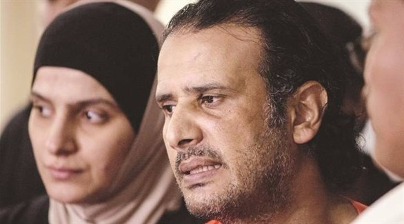 المتهمان حسين الظفيري وزوجته رهف زينة خلال عرضهما أمام الصحافة الفيلبينية (أرشيف)