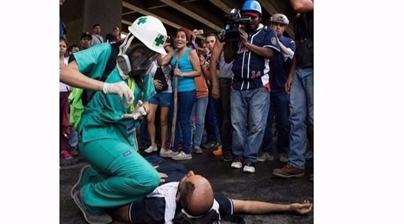 إسعاف أحد المتظاهرين ضد الحكومة النفزويلية (أنفو بايي)