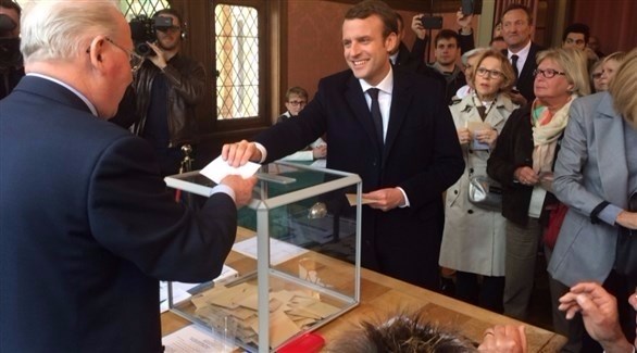 ماكرون يدلي بصوته في الانتخابات الفرنسية (أرشيف)
