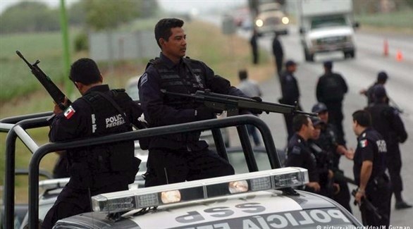 عناصر من الشرطة المكسيكية ( د ب أ)