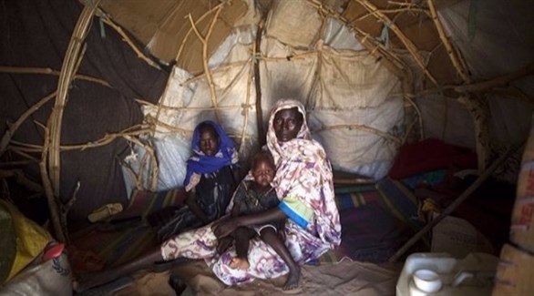 لاجئة من دارفور مع أبنائها في احد المخيمات (أرشيف)
